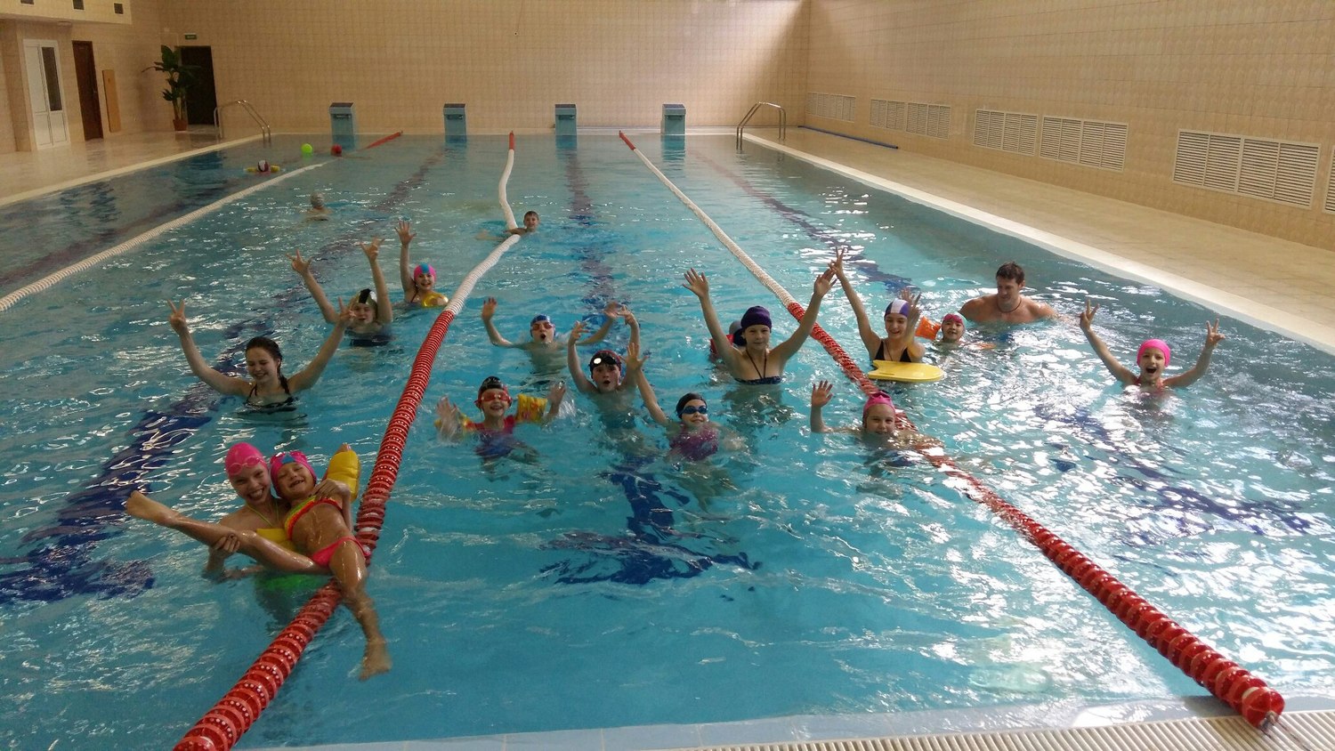 13.30-17.00 ИГРЫ НА СПОРТ ПЛОЩАДКЕ, БАССЕЙН (2 РАЗА В НЕДЕЛЮ), ИГРЫ В БОЛЬШОМ ЗАЛЕ, ЭСТАФЕТЫ, АКРОБАТИКА, АНИМАЦИЯ, ДИСКОТЕКИ, ПОХОДЫ В БАТУТНЫЙ ЦЕНТР И КИНО 